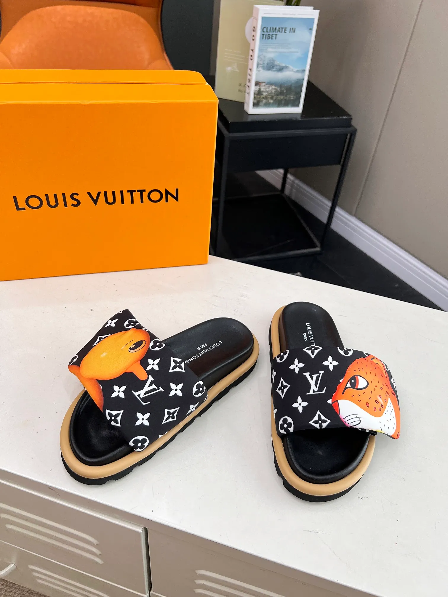 👟👟Ex-factory price 360👟👟 lv donkey brand l home 2024 hot style embossed logo embossed sandals This ol low comfort flat sandals are made of technical fabrics and use high-frequency embossing technology to reinterpret the monogram pattern. Soft padded upper with adjustable Velcro, comfortable and tough insole adds harmonious color ▪️Fabric: Original customized technical fabric ▪️Lining: soft sheepskin lining ▪️Sole: Original open-molded rubber foam outsole Color: .yellow.black▪️